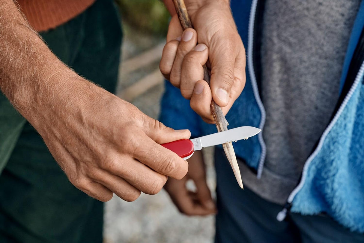 Victorinox Huntsman Swiss Army Knife, 15 Functions, Swiss Made Pocket Knife with Large Blade, Screwdriver, Scissors and Wood Saw - Red