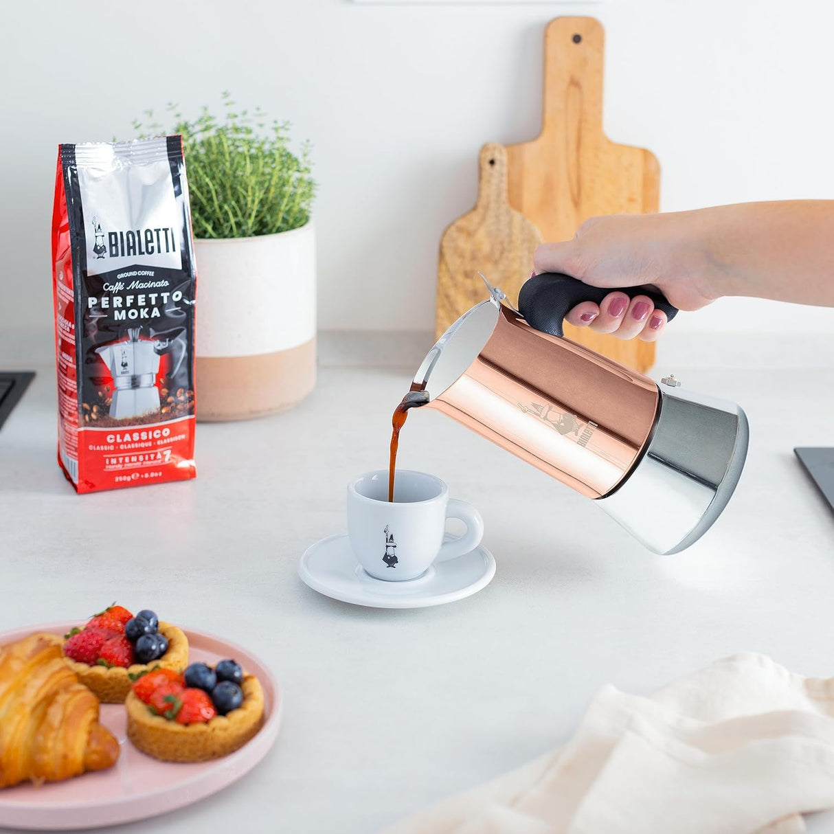 Bialetti - New Venus Induction, Stovetop Coffee Maker, Suitable for all Types of Hobs, 18/10 Steel, 4 Cups (5.7 Oz), Aluminum, Copper